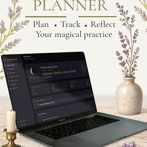 Op de afbeelding: Een laptop met het Hearthwork-dashboard en de tekst YOUR OWN PLANNER Plan • Track • Reflect Your magical practice. Een beige vaas met lavendel, een witte kaars in een koperen houder, een helder kristal en een amethistcluster zijn aanwezig.