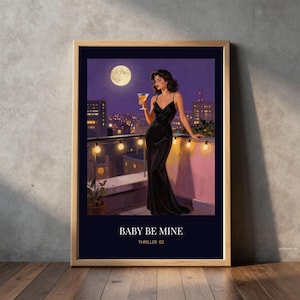 Pode incluir: Uma impressão artística emoldurada retrata uma mulher em um vestido preto segurando um coquetel em um terraço à noite. A obra apresenta uma lua cheia, luzes da cidade e o texto "BABY BE MINE" e "THRILLER 02". A impressão está em uma moldura de madeira.