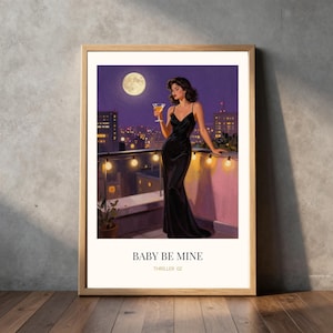Pode incluir: Impressão artística emoldurada com uma mulher em um vestido preto segurando um coquetel em um terraço à noite. A obra de arte tem uma estética vintage, com uma lua cheia e luzes da cidade. O texto "BABY BE MINE" e "THRILLER 02" está na parte inferior.