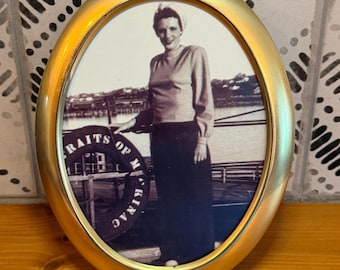 Fotografía antigua en blanco y negro de "Arlene" Straits de Mackinac, Michigan, c. 1950. Marco ovalado dorado.