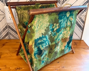 Cesta plegable vintage de los años 70 de Ruth Paige para coser, tejer o guardar lanas, con marco de madera y estampado floral verde y azul.