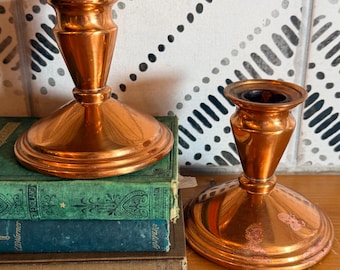 Par vintageviktade kopparljusstakar, 10 cm, kolonial lantlig inredning