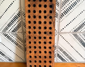 Bloque de recarga de roble hecho a mano de estilo vintage, soporte de herramientas de madera rústica para casa de campo, bloque elevador de exhibición de 75 agujeros de 16 pulgadas.