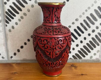 Jarrón miniatura vintage estilo cinabrio, de resina tallada en rojo, con revestimiento de latón, estilo chinoiserie, fabricado en Taiwán, 5 pulgadas.