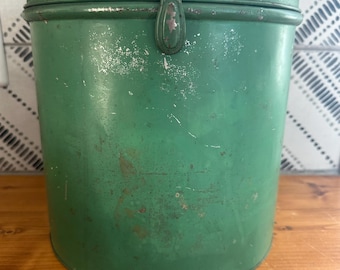 Vintage Distressed Green Metal Canister mit Deckel Primitive Bauernhaus Vorratsbehälter Industrielles rustikales Dekor Rustikaler grüner Behälter