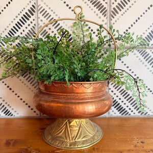 Jardineira vintage em cobre martelado e latão com alça, feita à mão, para pendurar ou apoiar no chão.
