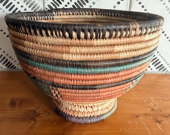 Vintage Nigeriaanse Afrikaanse handgeweven opgerolde grassokkelmand decoratieve opslag