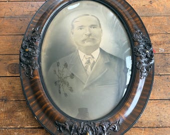 Marco ovalado antiguo victoriano de roble imitación tigre con cristal convexo abombado y retrato de caballero, decoración gótica de casa de campo.