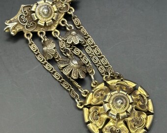 Broche antiguo de plata de ley dorada con filigrana festoneada estilo chatelaine, broche llamativo de estilo victoriano.
