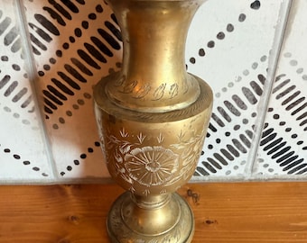 Jarrón pequeño de latón grabado vintage con motivos florales de la India, 20 cm (8 pulgadas), estilo bohemio rústico.
