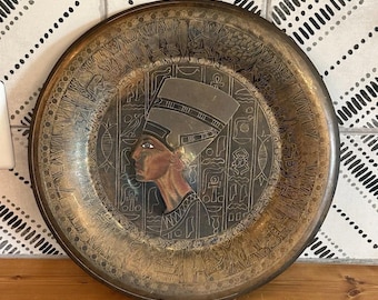 Bandeja de pared egipcia de latón vintage con la imagen de Nefertiti y jeroglíficos, estilo mediados de siglo, 40 cm (15,75 pulgadas)
