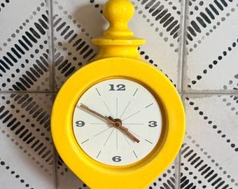 Reloj de pared colgante vintage de cerámica amarilla en forma de lágrima, estilo MCM, atribuido a Charles Cheney para Vohann de California. Escultura atómica de la década de 1960.