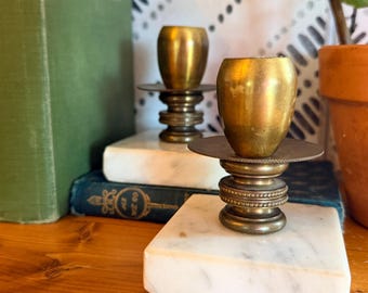Par vintageljusstakar i mässing och vit marmor, eleganta koniska ljusstakar, 10 cm