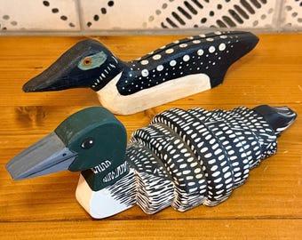 Pareja de pájaros somormujos de madera pintados a mano, estilo arte popular vintage, decoración para cabañas junto al lago o campamentos.