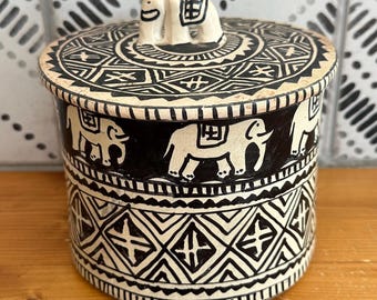 Bote de cerámica vintage hecho a mano con forma de elefante, color negro y crema, estilo arte popular, decoración bohemia global, con tapa.