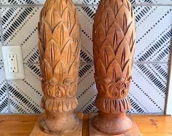 Par de remates de madera tallada a mano con forma de alcachofa y piña, estilo vintage, 43 cm (17 pulgadas), esculturas arquitectónicas, decoración rústica mediterránea, Filipinas.