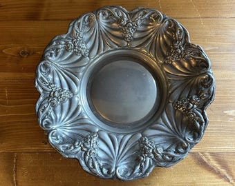 Centro de mesa floral de plata española vintage con rosas estilo Art Nouveau y cuenco decorativo festoneado con drapeado, decoración romántica de estilo rústico.