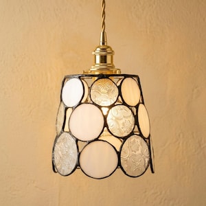Lámpara colgante de techo de estilo vintage con vidrieras texturizadas color crema.