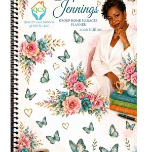以下が含まれることがあります： 「Stephanie Jennings Group Home Manager Planner 2026 Edition」と題されたスパイラル綴じのプランナー。表紙には女性、フラワーアレンジメント、蝶、マグカップに「Boss Lady」の文字が描かれています。プランナーには「Plan, Organize, Lead, Inspire, Impact」の文字が含まれています。