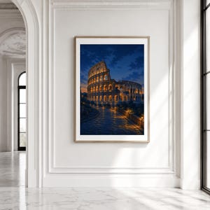 Pode incluir: Uma impress&atilde;o de arte de parede emoldurada retratando o Coliseu de Roma ao anoitecer. O antigo anfiteatro de pedra &eacute; iluminado com luzes douradas quentes contra um c&eacute;u azul profundo, com um caminho de paralelep&iacute;pedos em dire&ccedil;&atilde;o &agrave; estrutura.