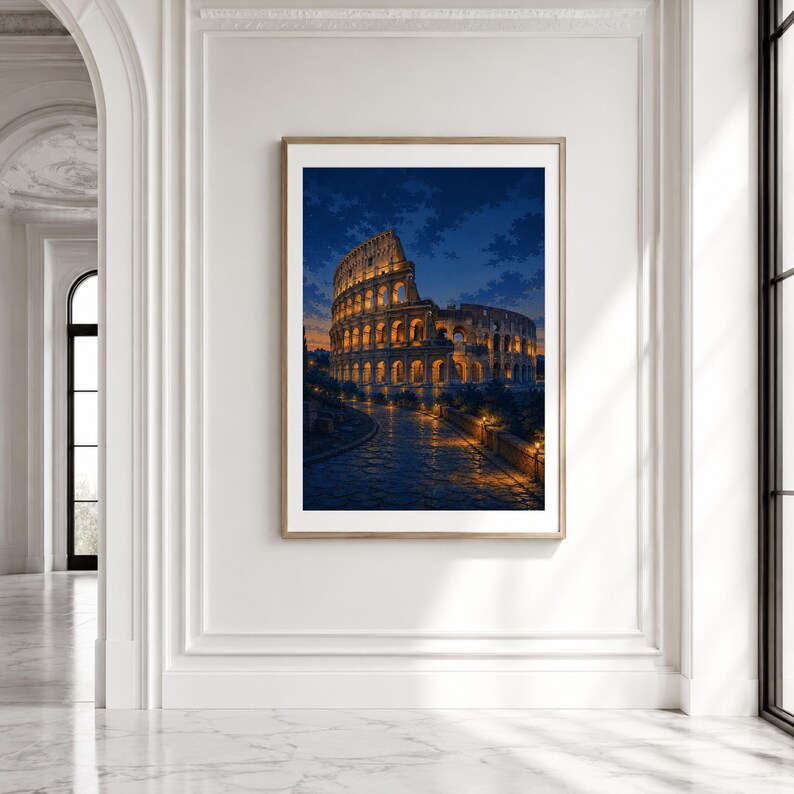 Pode incluir: Uma impress&atilde;o de arte de parede emoldurada retratando o Coliseu de Roma ao anoitecer. O antigo anfiteatro de pedra &eacute; iluminado com luzes douradas quentes contra um c&eacute;u azul profundo, com um caminho de paralelep&iacute;pedos em dire&ccedil;&atilde;o &agrave; estrutura.