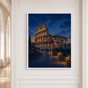 Pode incluir: Uma impress&atilde;o de arte de parede emoldurada retratando o Coliseu de Roma ao crep&uacute;sculo. O antigo anfiteatro de pedra &eacute; iluminado com luzes douradas quentes contra um c&eacute;u azul profundo, com um caminho de paralelep&iacute;pedos at&eacute; a estrutura.