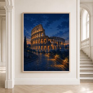 Pode incluir: Uma impress&atilde;o de arte de parede emoldurada retratando o Coliseu de Roma ao crep&uacute;sculo. O antigo anfiteatro de pedra &eacute; iluminado com luzes douradas quentes contra um c&eacute;u azul profundo, com um caminho de paralelep&iacute;pedos at&eacute; a estrutura.