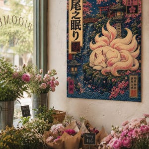 Può includere: Un poster rettangolare da parete raffigurante una volpe a più code che dorme su una roccia muschiosa vicino a una cascata, lanterne di pietra e fiori di ciliegio. L'opera include testo giapponese, una luna piena e un portale torii rosso.
