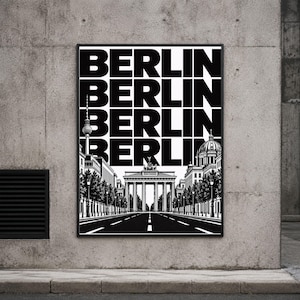 Può includere: Un poster in bianco e nero con la parola BERLIN ripetuta quattro volte in un carattere sans-serif in grassetto. Sotto il testo c'è un'illustrazione dettagliata della Porta di Brandeburgo, una strada e la torre della televisione.