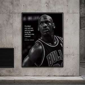 Puede incluir: Una impresión de arte mural enmarcada en blanco y negro con un retrato de Michael Jordan con una camiseta de los Chicago Bulls. El texto dice: I've failed over and over and over again in my life. And that is why I succeed. MICHAEL JORDAN.