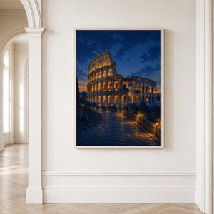 Pode incluir: Uma impress&atilde;o de arte de parede vertical retratando o Coliseu de Roma &agrave; noite. O antigo anfiteatro de pedra &eacute; iluminado com luzes douradas quentes contra um c&eacute;u crepuscular azul profundo. Um caminho de paralelep&iacute;pedos leva &agrave; estrutura.