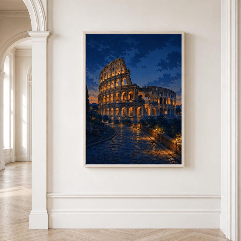 Pode incluir: Uma impress&atilde;o de arte de parede vertical retratando o Coliseu de Roma &agrave; noite. O antigo anfiteatro de pedra &eacute; iluminado com luzes douradas quentes contra um c&eacute;u crepuscular azul profundo. Um caminho de paralelep&iacute;pedos leva &agrave; estrutura.