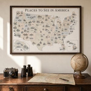 Pode incluir: Um mapa de parede emoldurado intitulado Places to See in America, apresentando um mapa bege dos Estados Unidos com ilustrações em preto e branco de pontos turísticos em cada estado, incluindo Alasca e Havaí, em uma moldura de madeira marrom escura.