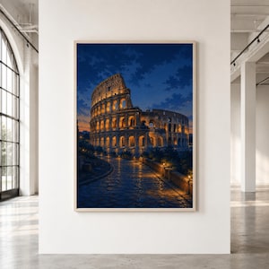 Pode incluir: Uma impress&atilde;o de arte de parede vertical emoldurada retratando o Coliseu de Roma &agrave; noite. O antigo anfiteatro de pedra &eacute; iluminado com luzes douradas quentes contra um c&eacute;u crepuscular azul profundo, com um caminho de paralelep&iacute;pedos que leva at&eacute; ele.