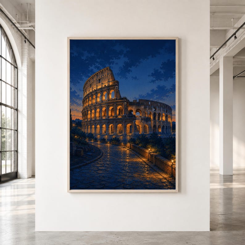 Pode incluir: Uma impress&atilde;o de arte de parede vertical emoldurada retratando o Coliseu de Roma &agrave; noite. O antigo anfiteatro de pedra &eacute; iluminado com luzes douradas quentes contra um c&eacute;u crepuscular azul profundo, com um caminho de paralelep&iacute;pedos que leva at&eacute; ele.