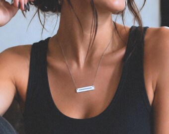 Mockup de Colar com Barra, Mockup de Colar Gravado em Branco, Mockup de Joias Personalizadas, Mockup de Colar Aconchegante, Exibição de Joias com Modelo de Tatuagem