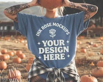Denim Comfort Colors 1717 mockup, mockup pompoenpatch shirt, herfst T-shirt mockup, getatoeëerde vrouw, herfst levensstijlfoto
