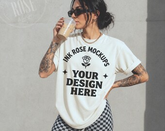Mockup Comfort Colors Ivory, Mockup de Camiseta Feminina Tatuada, Mockup de Shorts Xadrez, Mockup de Estilo de Vida Alternativo, Camiseta POD Ivory CC1717