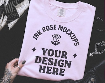 Mockup Comfort Colors Blossom, Mockup Flat Lay Rosa CC1717, Mockup de Camiseta Dobrada, Mockup Feminino POD, Mockup de Camiseta Boutique, Download em JPG