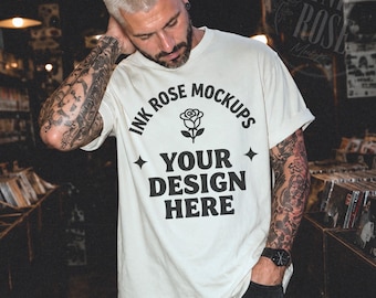 Mockup da camiseta Comfort Colors cor marfim, mockup da camiseta masculina CC1717, modelo masculino tatuado, mockup de loja de discos, mockup alternativo de camiseta para impressão sob demanda.