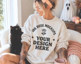 Mockup de moletom Gildan 18000 cor areia, mockup aconchegante de outono com estampa de gato preto, mockup de moletom gola redonda para o Halloween, mockup de peça sob demanda para mulheres em tons neutros.