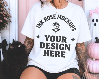 Mockup Comfort Colors Marfim, Mockup Close-Up Rosa de Halloween, Mockup de Camiseta Gato Preto, Camiseta Feminina de Halloween, Mockup POD CC1717