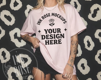 Mockup Blossom Comfort Colors 1717, Mockup de camiseta com modelo tatuado, Mockup de camiseta Leopard Studio, Flash direto