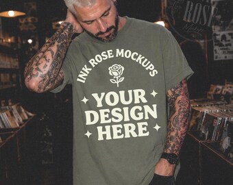 Mockup da camiseta Comfort Colors Moss, mockup da camiseta masculina CC1717, modelo masculino tatuado, mockup de estilo de vida de loja de discos, mockup alternativo de camiseta para impressão sob demanda.