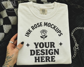 Ivoor Comfort Kleuren 1717 Platliggend Rekwisieten Mockup Edgy T-shirt Mockup Getatoeëerde Hand Mockup Gevouwen T-shirt Mockup