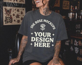 Mockup de camiseta Comfort Colors Pepper, mockup de camiseta para estúdio de tatuagem, modelo feminina tatuada, mockup de estilo de vida alternativo, mockup de camiseta CC1717 para impressão sob demanda.