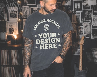 Mockup da camiseta Pepper da Comfort Colors, mockup de camiseta masculina, mockup de estilo de vida masculino, mockup da camiseta Pepper CC1717, mockup de impressão sob demanda com design arrojado, modelo tatuado em JPG.