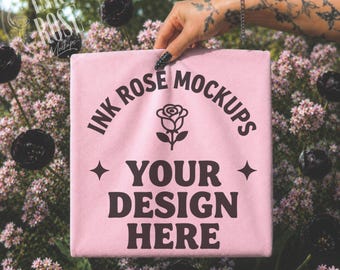Blossom Comfort Colors 1717 handheld mockup, foto gevouwen shirt, mockup getatoeëerde hand, roze T-shirt, mockup bloementuinshirt