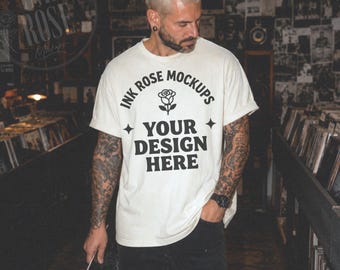 Mockup Comfort Colors Ivory, Mockup Masculino Alternativo, Mockup Estilo Pai, Mockup CC1717 Camiseta Ivory, Modelo Tatuado, JPG para Impressão Sob Demanda em Loja de Discos