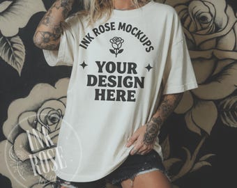 Mockup de camiseta Ivory Comfort Colors 1717 com modelo tatuado, mockup de camiseta Rose Studio, flash direto